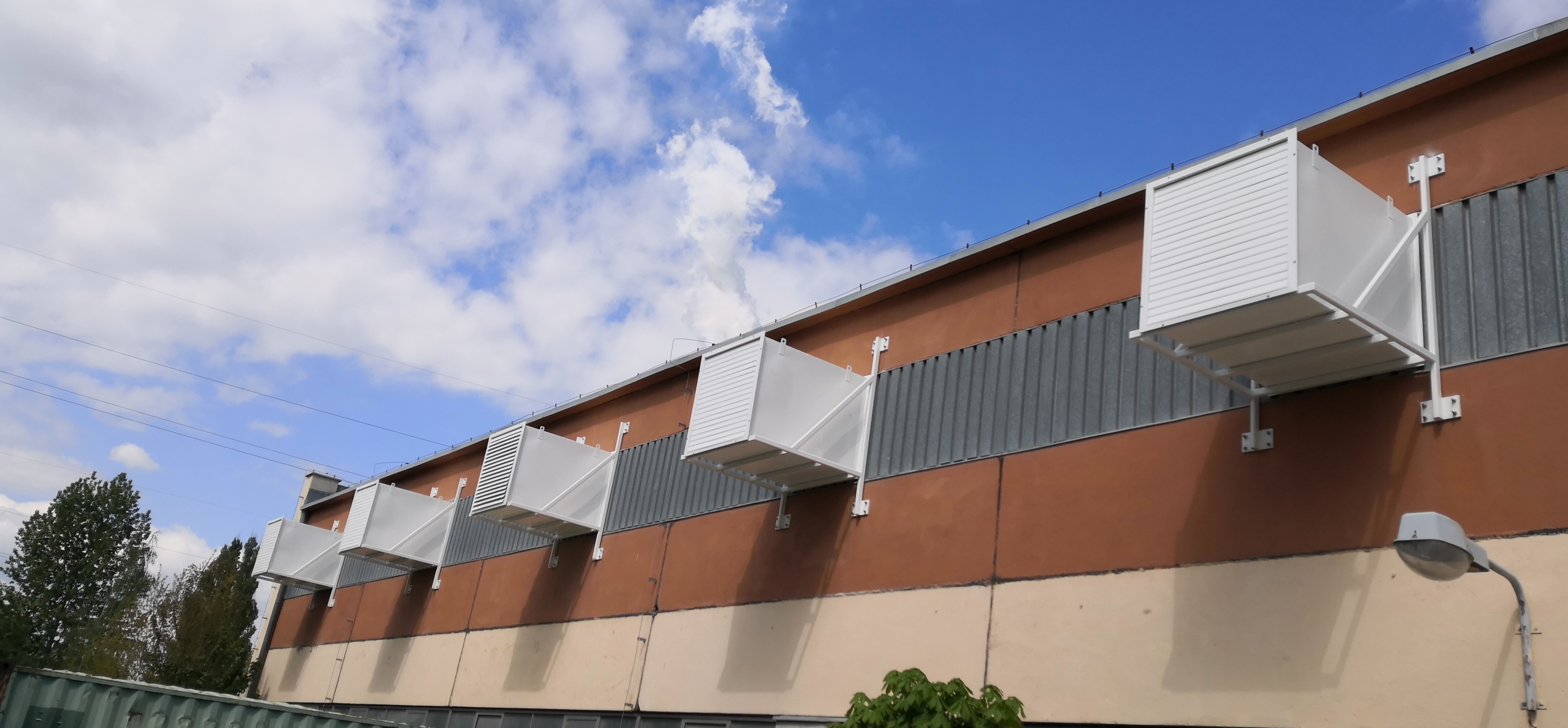 Instalacja tłumików wentylacyjnych na elewacji hali